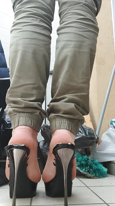Mengongkek kasut tumit dan kaki seksi