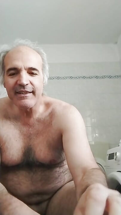 Puno pišanja u umivaoniku, dugo drkanje i prljavi jezik
