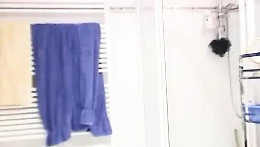 Hübsches teen wäscht ihren sexy körper