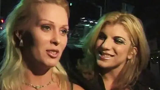 Wilde Lesbenabenteuer in Taxi und Badewanne