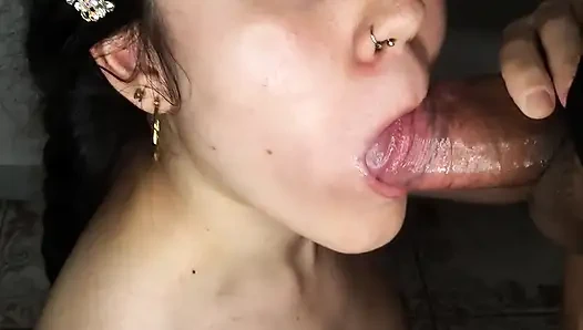 Sürtük ve azgın bebek döl yutmak istiyor - amatör sakso