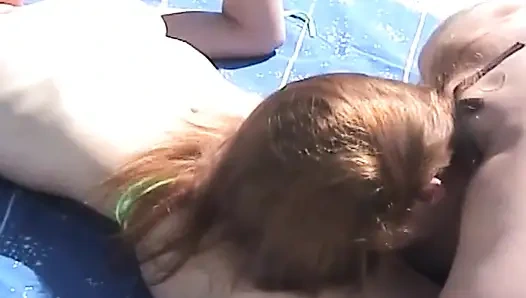 Dua gadis remaja nakal lagi asik seks lesbian di luar ruangan