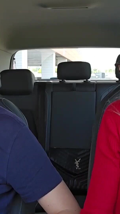 가족 졸업식 PA를 망치지 않도록 브래가트 배다른 아들의 음란한 요구에 굴복해야 하는 분노한 계모 | 클립 1