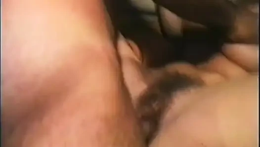 Retro-gruppensex von zwei schlampen mit behaarter muschi von Rocco Siffredi und schwarzem monster-schwanz gefickt und gespritzt