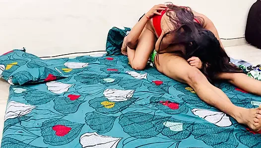 Das bett mit der kleinen stiefschwester im urlaub teilen, eine verrückte nacht sollten wir wahrscheinlich nicht reden