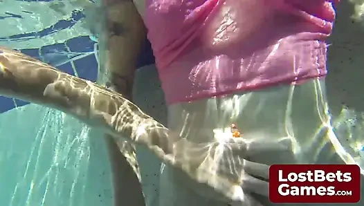 Kavurucu bir gündü, bu yüzden striptiz oynadılar