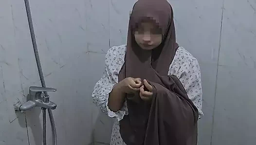 Студентка в хиджабе принимает душ и трахается с арендодателем