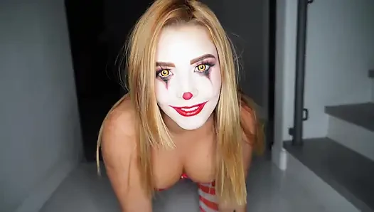 Agatha vega, gekleidet als gruseliger clown, wird von christian clay hart