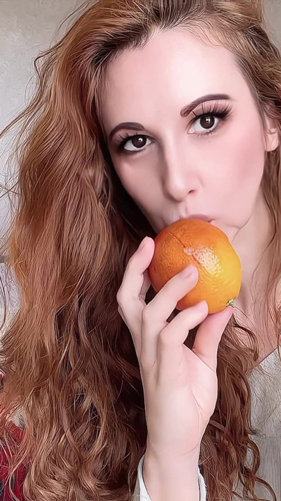 Yummy Orange Suck - παιχνιδιάρικα κόλπα γλώσσας & ζουμερό χάος!