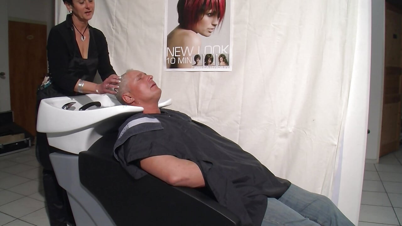 Tatuada chupa um pau enorme e depois recebe uma foda dura no sofá