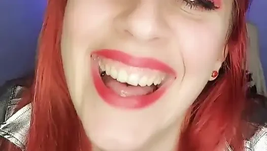 Aldatılan kocamın önünde sikini emmesi için utanç verici bir tane getirdim!