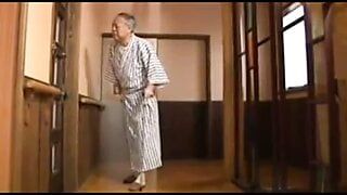 늙은 남자와 섹시한 일본 젊은 와이프