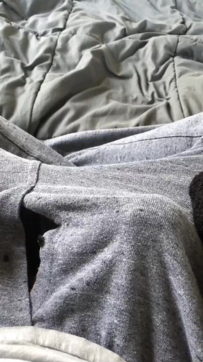 Zonklayan sünnetsiz yarak gri eşofmandan sekiyor