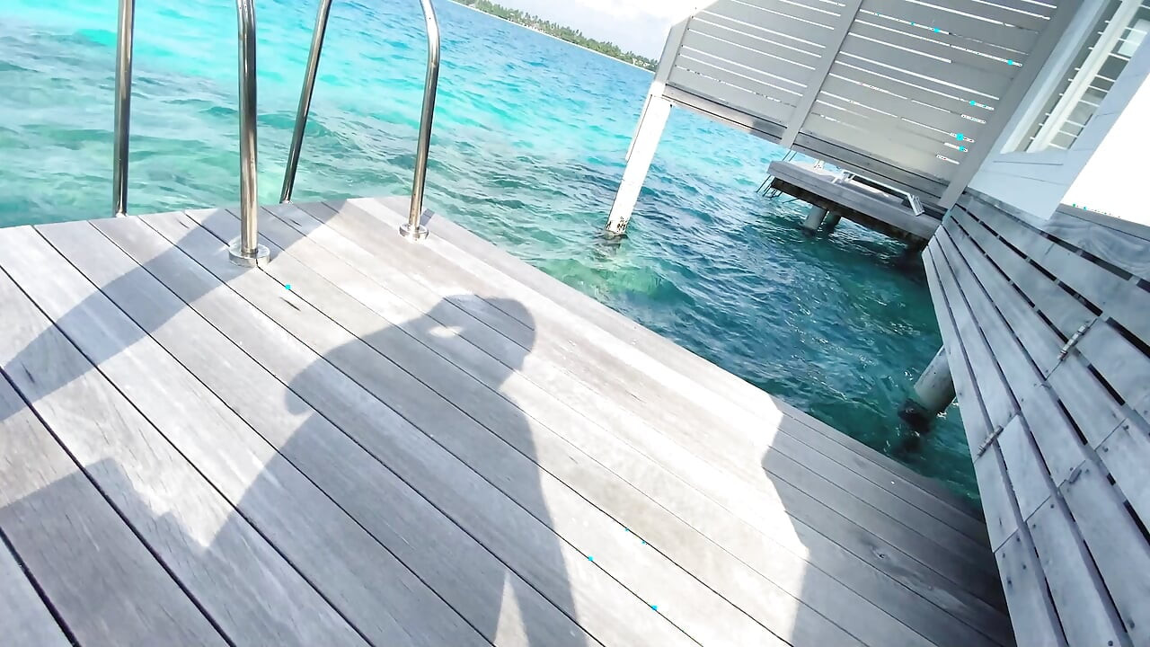 美丽的娇小宝贝被邀请到别墅硬操她的屁股（第一人称视角）