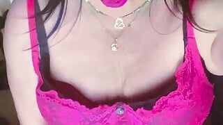 Krissy Sweets drka 🍭 svoj kurac u roze donjem vešu i snima vruću spermu po njenim lepim malim stopalima