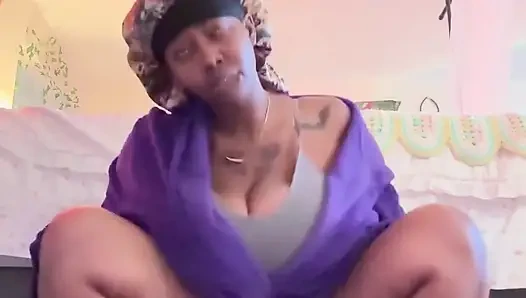 Sexy ebenholz mit dicken titten reitet ihre muschi hart mit einem riesigen dildo