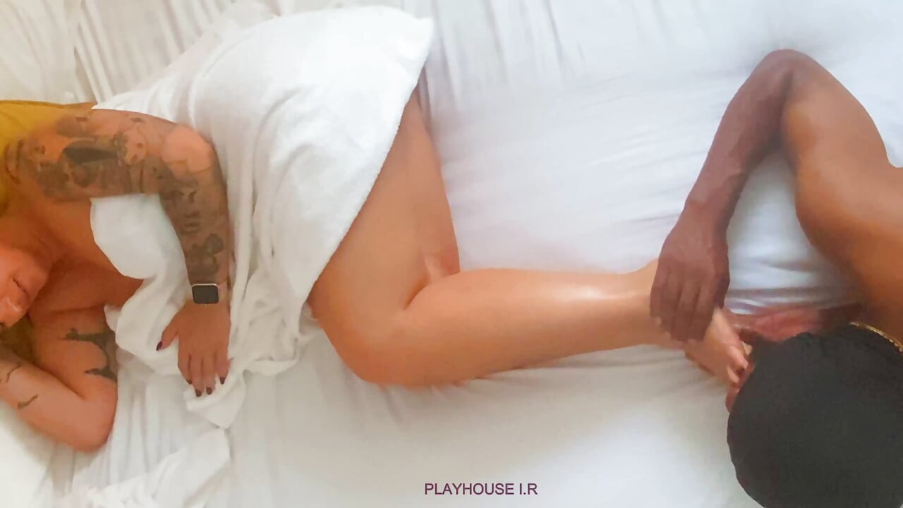 Mamă sexy matură sedusă de o pulă neagră și incitantă spaniolă Catalina FT - Joc obraznic cu fetiș cu picioare!