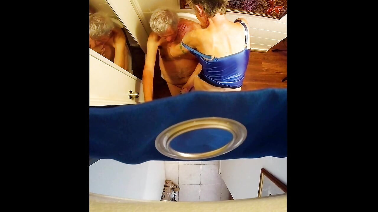 Hicimos un gloryhole y luego nos divertimos