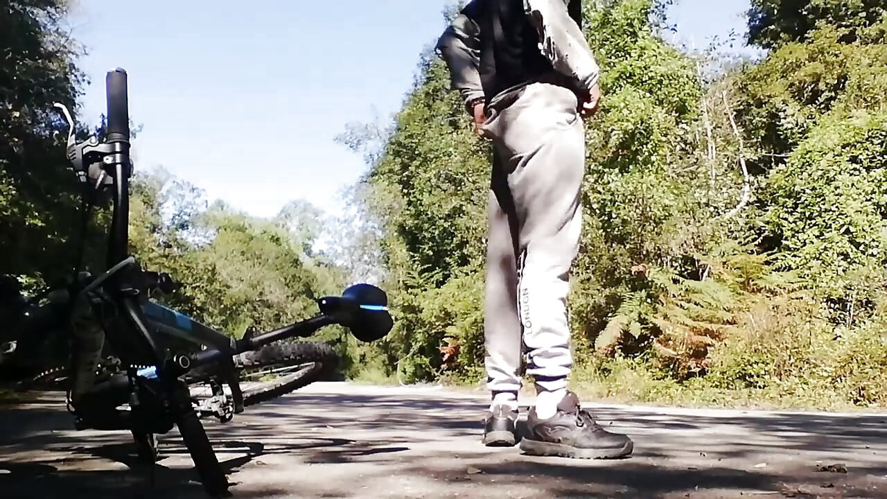 若い男は彼のお尻にディルドで彼の自転車で遊んで