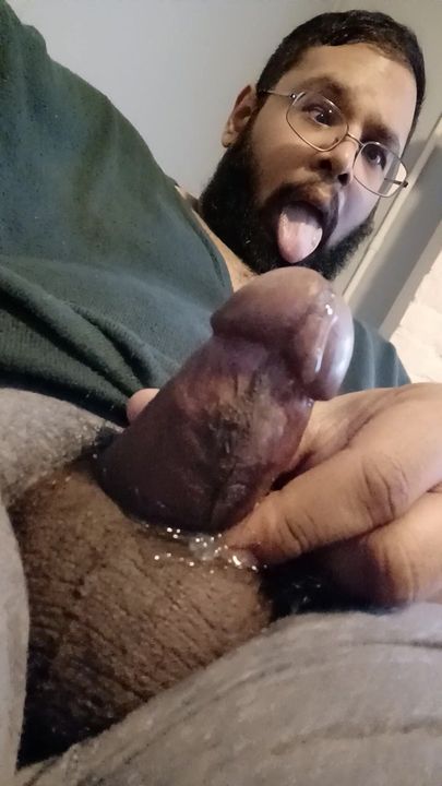 Filtrando el precum por mi polla y haciendo que las caras gooning disfruten de cada golpe