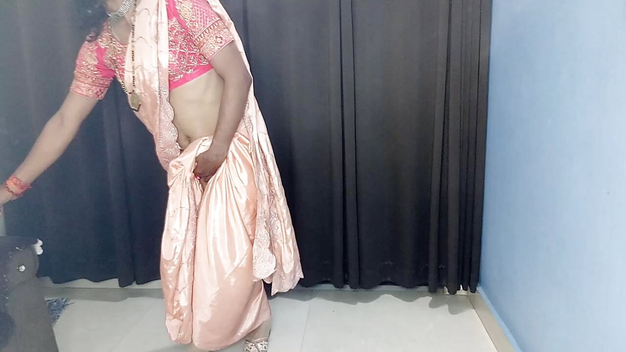 Ινδές καυτές μητριές που φορούσαν Saree χθες το βράδυ φαίνονται τόσο καυτές