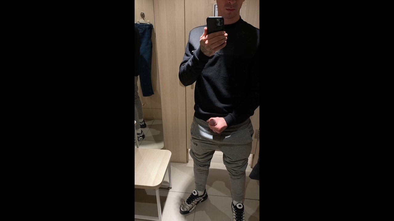 STRAIGHT DUDE JERKS IN THE LOCKER ROOM