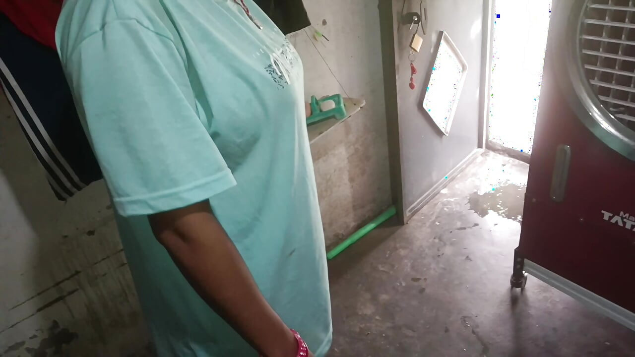 In the kitchen, water was taken out of penis, showing big boobs and Hindi audio best handjob.
