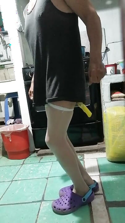 彼の奥さんが家の靴を履いている