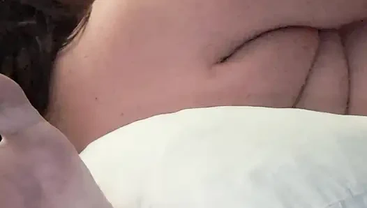 Cewek sange ini lagi asik nyepong dan ngentot kontol dengan semangat