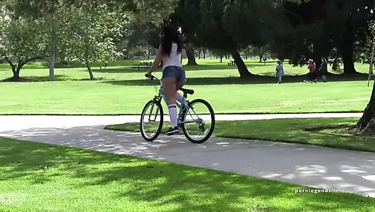Savannah Foxx geht vom Fahrradfahren bis zum boning von talons riesigem schwanz!