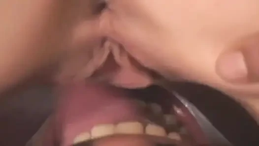 Blondes hottie verschlingt BBC, während sie hart geritten wird