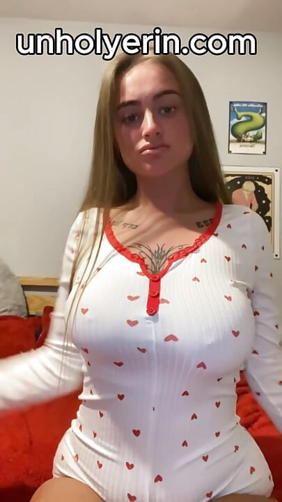 Tattooed goth slut fingers deep and body trembling on cam