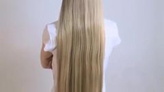 Langes blondes Haar rasiert