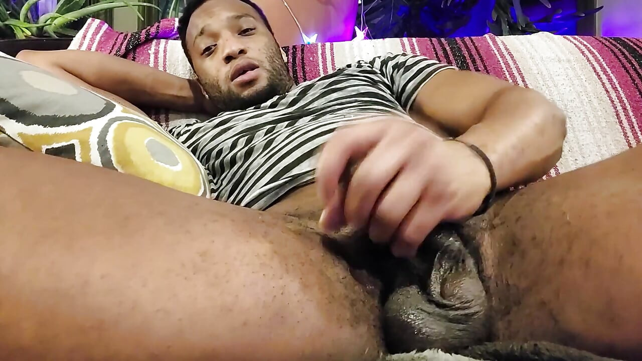 Kenniejai Jerks off Close up