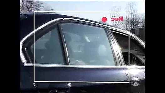 Дальнобойщик снимает красивую милфу, трахает ее задницу презервативом и кончает на ее живот