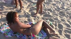 Ébano massagem na praia (mamas e peitos massageados)
