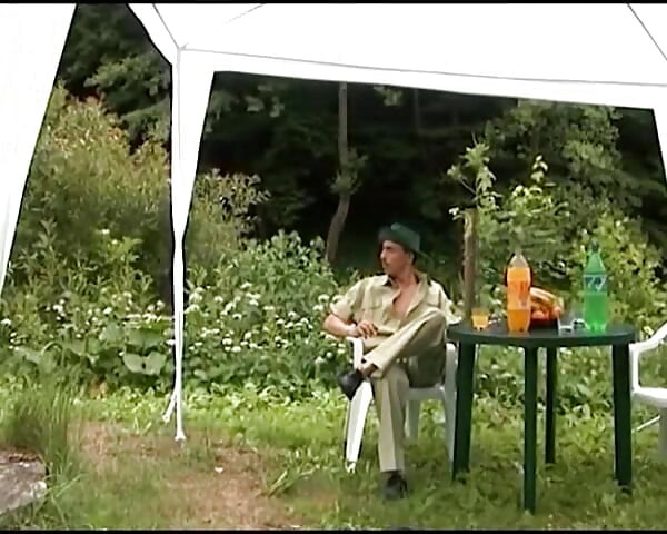 Ella es una nena alemana a la que le gusta que le follen el agujero en una sesión al aire libre