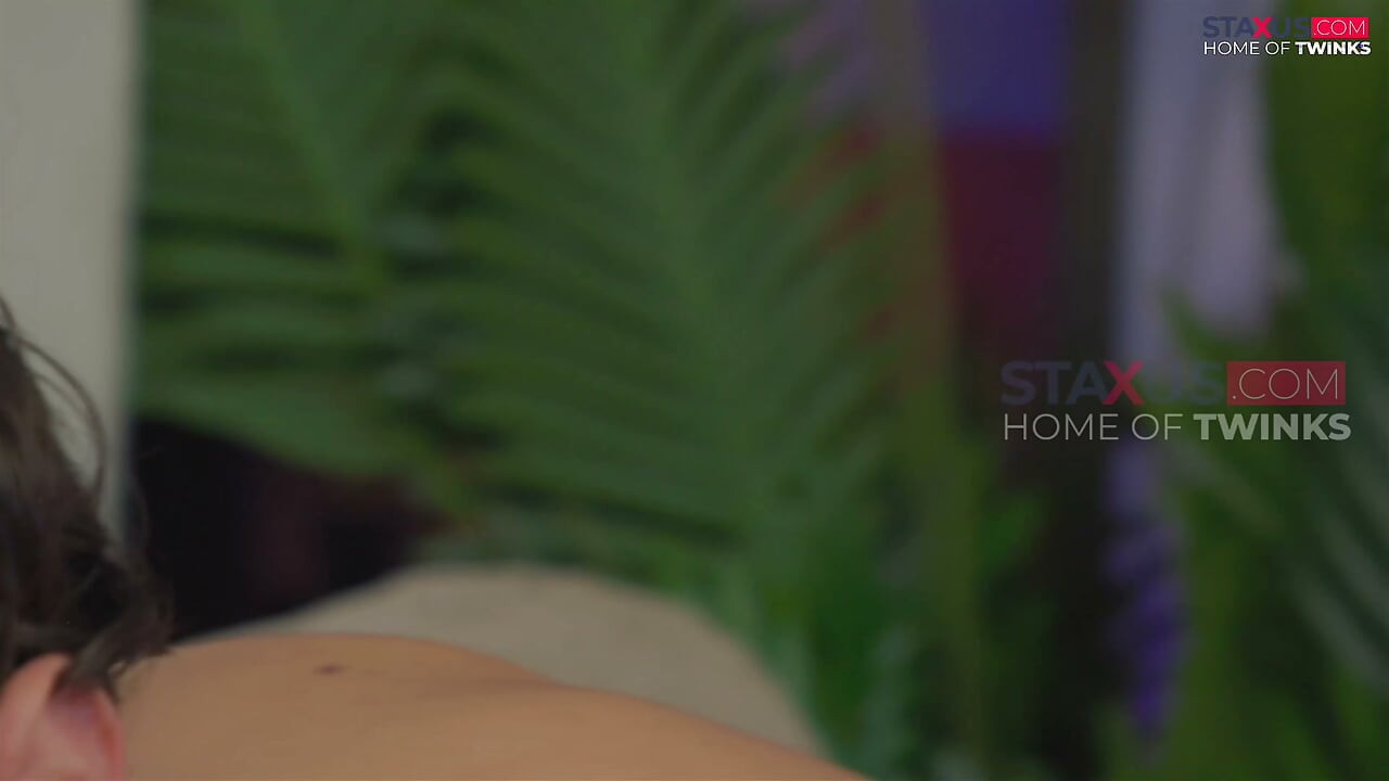 STAXUS :: แสดงให้ดูหน่อยสิว่าจูบแฟนสาวยังไง !