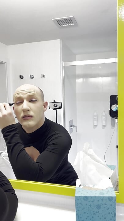Transformação masculina para loira beleza feminina