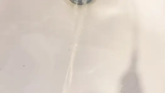 Duştan sonra lavaboya işiyorum çok çaresizdim