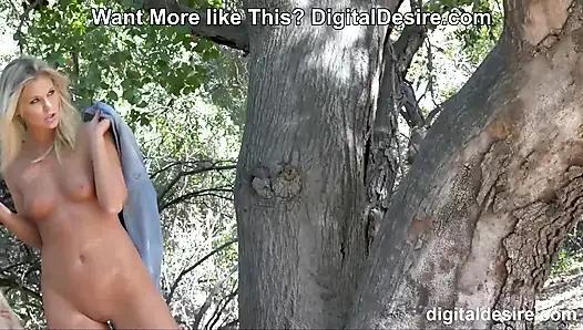 Scarlet red si bintang bodi glamor pagi-pagi di hutan