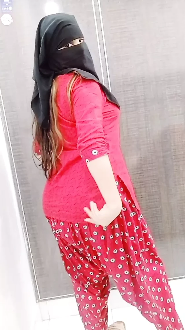 Домохозяйка снимает Shalwar Kameez для своего бойфренда - хинди