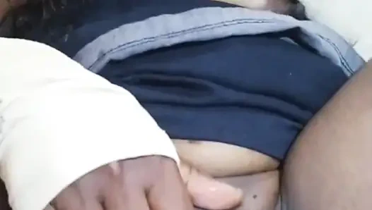 Hintli teyze beni sikmek için ateşli meme çağrısı