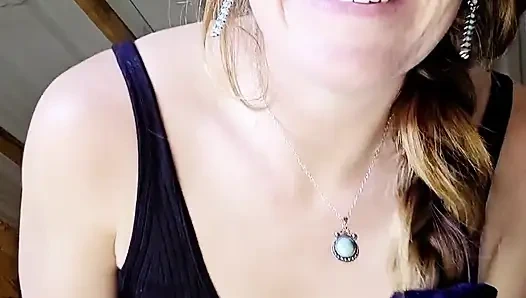 Kızıl saçlı kadın titreyen göt tıkacı ile göt deliğini hazırlıyor