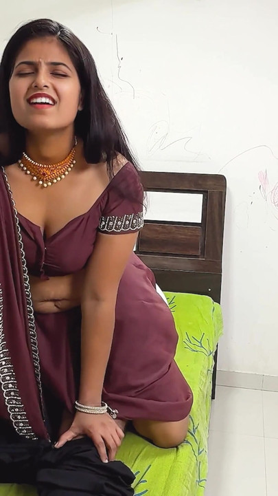 Gujarati Komal Bhabhi came to see the young girl at the wedding and climbed on her husband's land | Clip 1