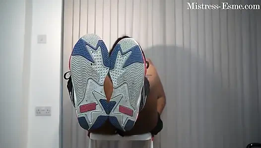 Sembahlah pelatih kotorku dan kaus kaki