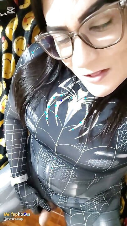 La naiba cu curva asta cu cosplay-ul ei de Spiderman Venom