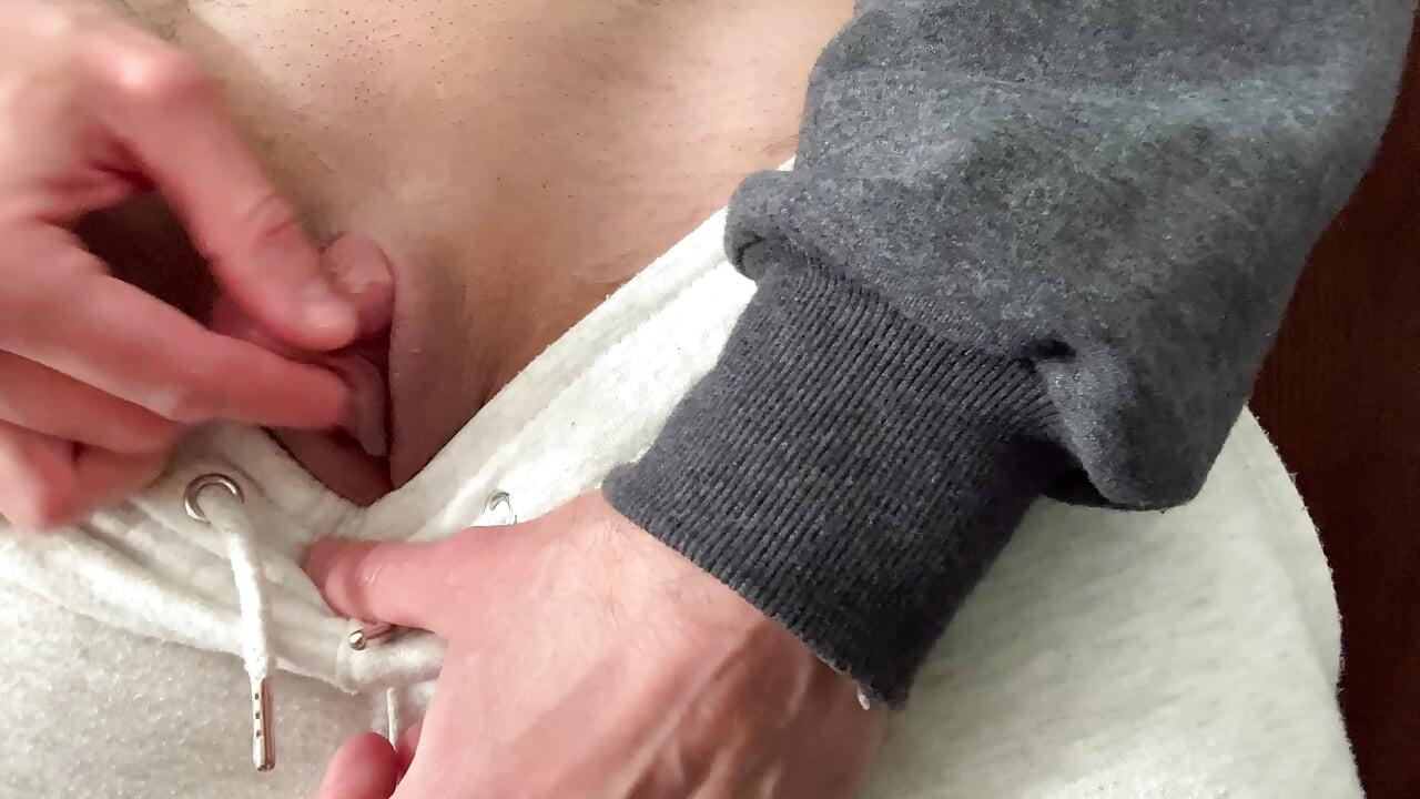 גבר טרנס מאונן בזמן שצפה במשחק ארגנטינה נגד אנגליה במונדיאל.