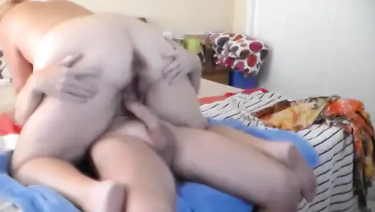 Jen скачет и писает на член John