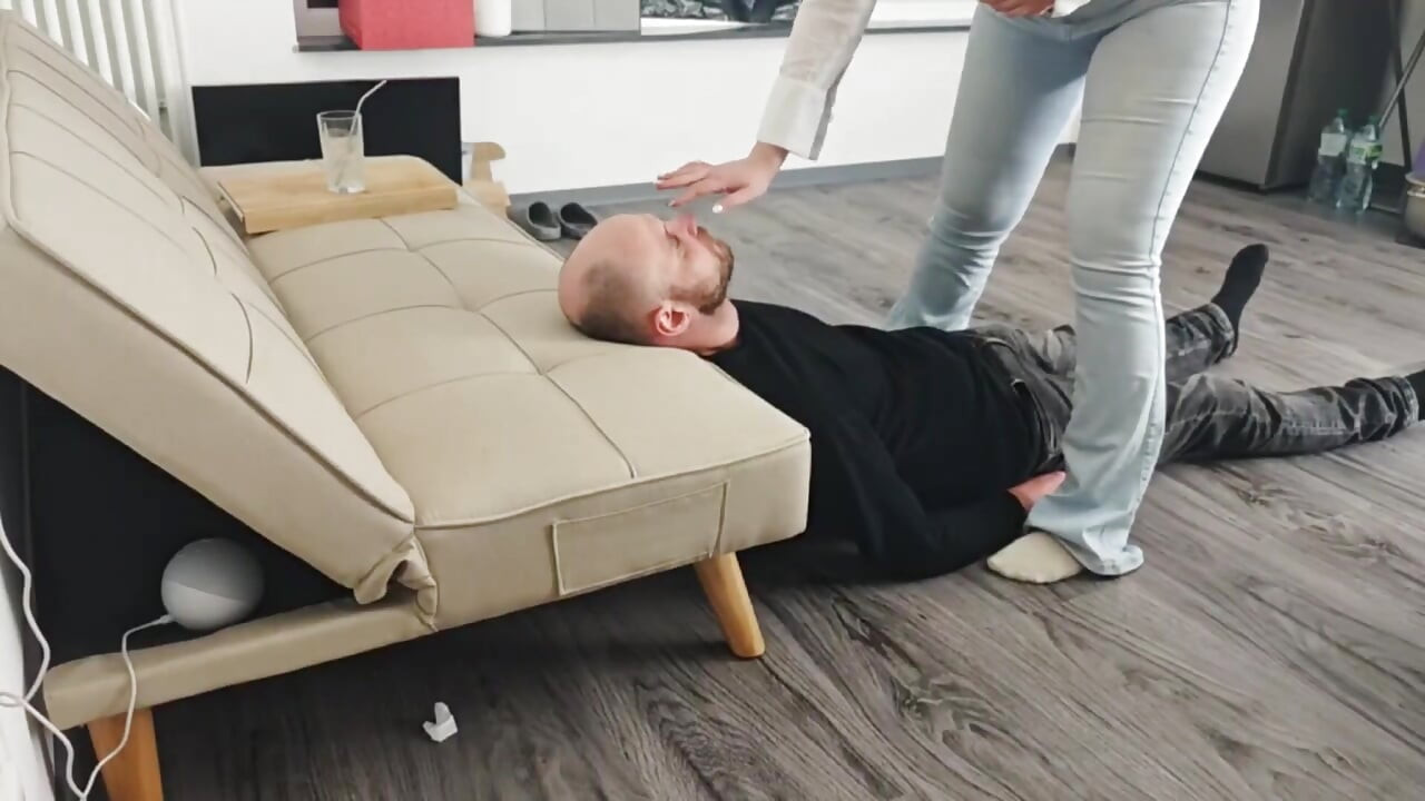 Big Jeans Booty Facesitting – nie ma ucieczki